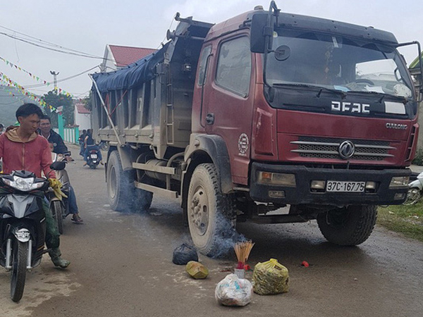 Bé 4 tuổi bị xe cán trước cổng trường: Cháu bé chạy ra khi cổng mở trong giờ học