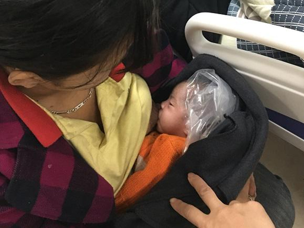 Bé gái 7 ngày tuổi phải quấn nilon chống rét, ở viện cùng mẹ chăm bố mắc bạo bệnh