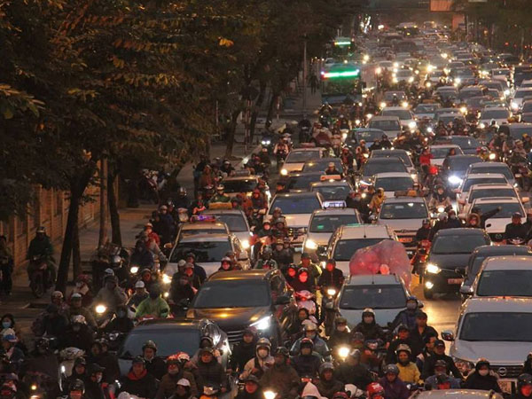 Đường chật kín, người bịt kín lầm lũi nhích trong mưa phùn giá rét Hà thành