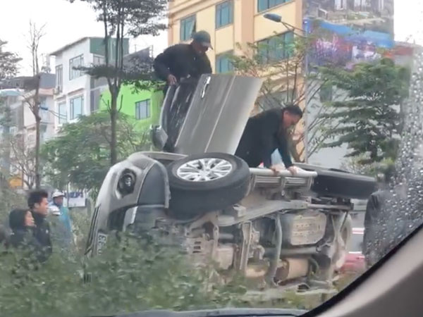 Hà Nội: Xế hộp mất lái lao lên dải phân cách húc đổ 2 cây xanh rồi nằm phơi bụng, 3 người bên trong lồm cồm trèo ra ngoài