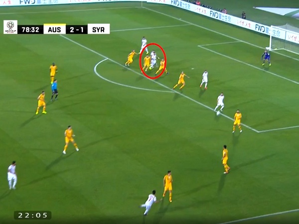 Hài hước: Tự va vào nhau, ĐT Syria vẫn được trọng tài thổi 'tặng' cho quả đá penalty