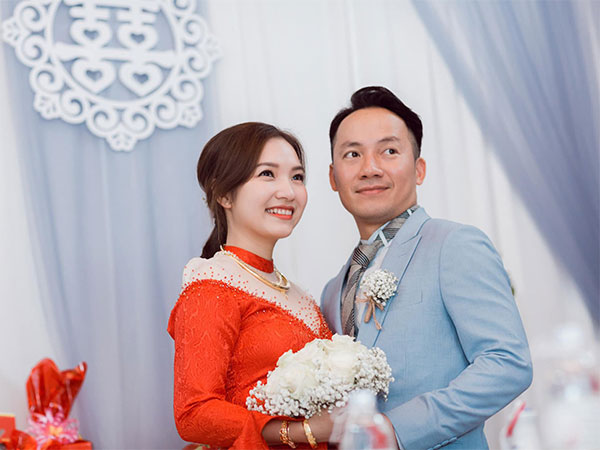 Hai tuần sau kết hôn, bà xã Tiến Đạt dí dỏm tâm sự: 'Cám ơn cả nhà nhiều lắm vì đã tạo điều kiện cho Vy lấy chồng'