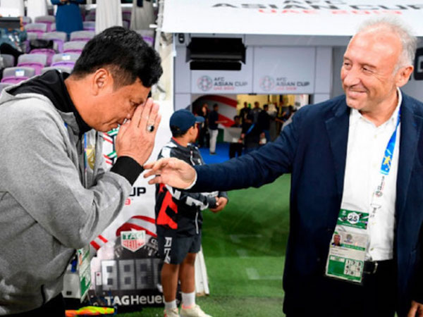 HLV Thái Lan được khen vì vái chào Zaccheroni