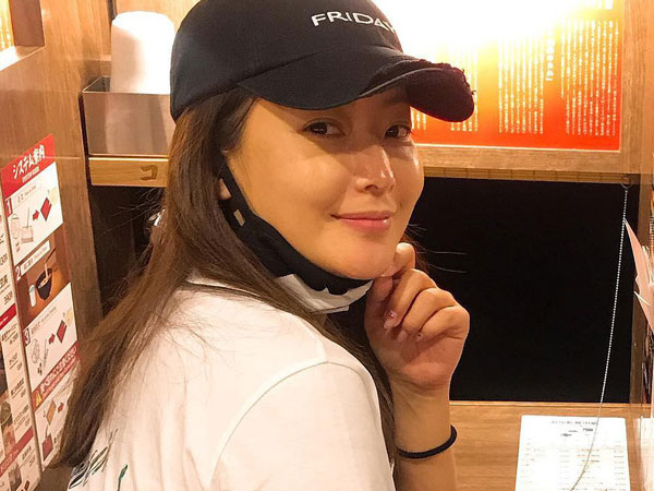 Khoe ảnh mặt mộc, Kim Hee Sun chứng minh đẳng cấp 'quốc bảo nhan sắc' xứ Hàn vì đẹp chẳng kém khi makeup kỹ lưỡng