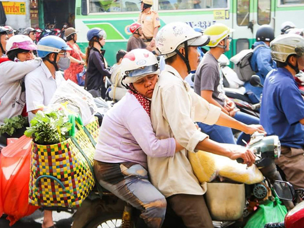 Người phụ nữ lấm lem dựa lưng chồng ngủ giữa giờ tan tầm khiến bao người xúc động