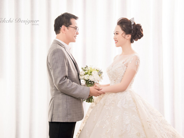 NSND Trung Hiếu phong độ, vợ trẻ kém 19 tuổi xinh như công chúa trong bộ ảnh cưới hiếm hoi vừa được tiết lộ