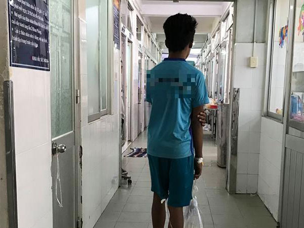 Sinh ra là con trai nhưng cậu bé phải tiểu ngồi, 14 năm sau gia đình mới biết nguyên nhân