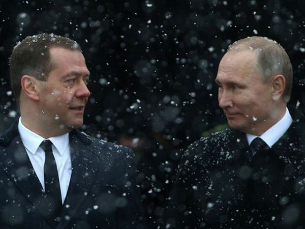 Thắng Đông thắng Tây, nhưng không 'thắng' được lòng dân: Chính phủ của ông Medvedev gặp rắc rối