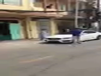 TP. HCM: Cụ bà cầm búa đập vỡ xế sang Mercedes đỗ trước cửa nhà vì 'nó dám thách thức'