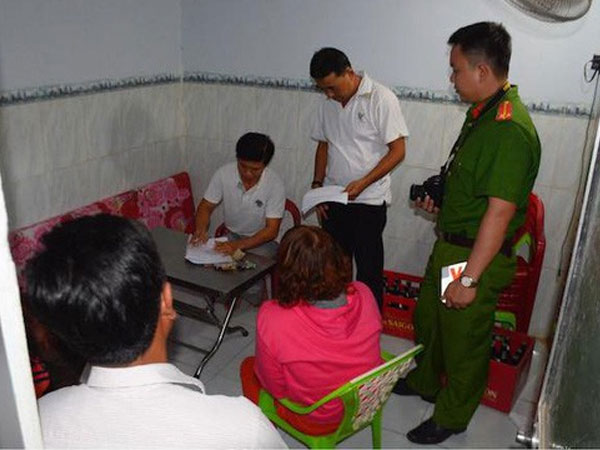 Bắt quả tang 2 'bà lão' U60 bán dâm cho khách