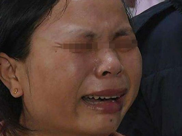 Để con trai ở nhà với ông bà nội, mẹ chết lặng khi bác sĩ nói con phải cắt lưỡi