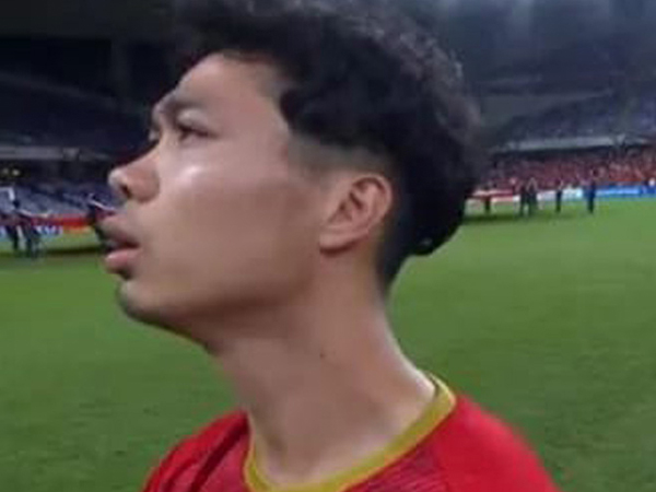 Khoảnh khắc chứng tỏ đẳng cấp gương mặt đậm chất meme của Công Phượng: Chỉ đứng hát Quốc ca thôi mà cũng hot rần rần
