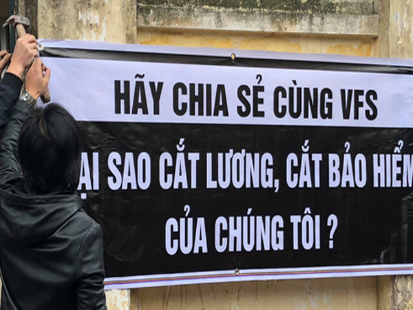 Nghệ sĩ Hãng phim truyện căng băng rôn chất vấn bị cắt lương, bảo hiểm