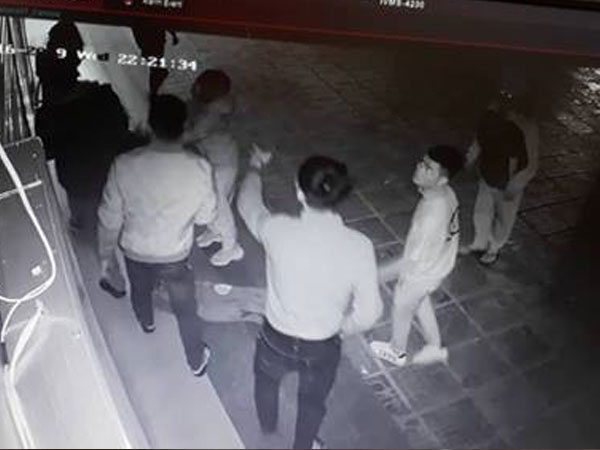 Nữ nhân viên bị 4 thanh niên trêu ghẹo rồi tấn công trong đêm đang trong tình trạng sốc tâm lý nặng