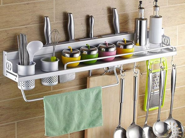 Quen tay cất dao kéo thế này, bảo sao cả nhà cứ ốm yếu dặt dẹo hết đời