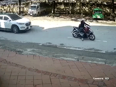 Video: Dừng đỗ giữa đường, người phụ nữ bị ô tô đâm văng xa, đoạn clip thứ 2 đã nói lên tất cả