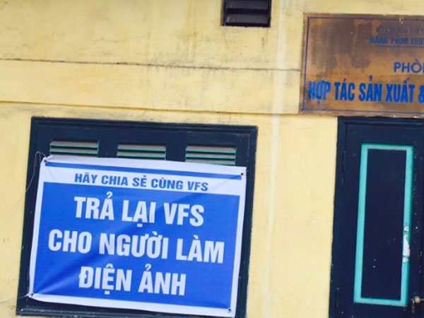 Bị nghệ sĩ căng biểu ngữ 'đuổi', chủ Hãng phim truyện Việt Nam xin lỗi