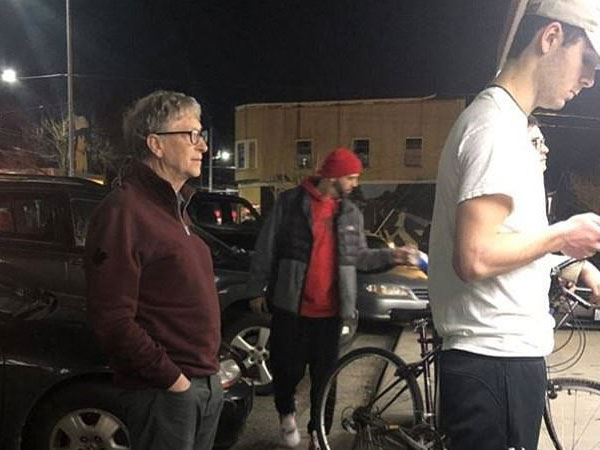 Bill Gates bị bắt gặp đứng xếp hàng mua đồ ăn nhanh, dân mạng băn khoăn tại sao ông không gọi ship