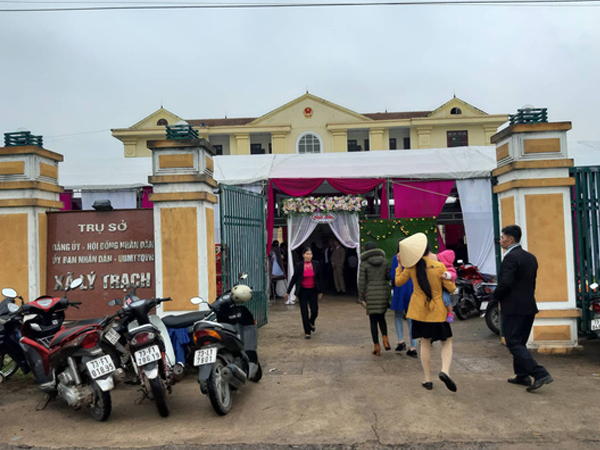 Đám cưới con cán bộ tổ chức ngay... trụ sở UBND xã vào giờ hành chính!