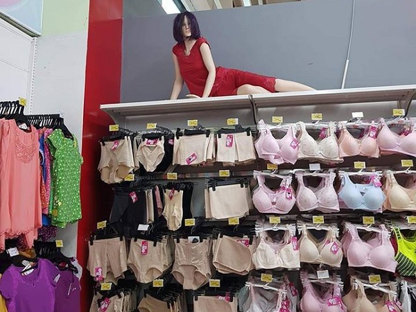Hào hứng đi mua đồ lót sexy về hâm nóng tình cảm với ông xã, vợ trẻ suýt 'mất vía' khi chứng kiến vật này trong cửa hàng