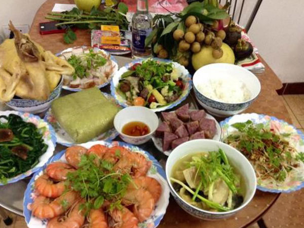 Kinh nghiệm luộc gà cúng Rằm tháng Chạp ngon, dáng đẹp, không bị nát vàng ươm và chín đều