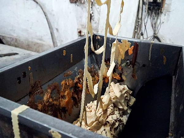 'Mục kích' cơ sở sản xuất bánh kẹo bẩn ở Hà Nội ngày cận Tết