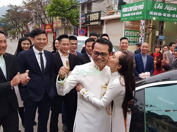 NSND Trung Hiếu được vợ kém 19 tuổi hôn ngọt ngào trong ngày cưới ở Sơn La
