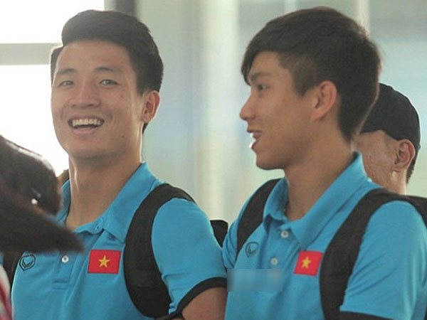 Văn Đức và Tư Dũng công khai 'thả thính' nhau trên mạng xã hội, fan Trọng ỉn thi nhau vào 'đánh ghen' hộ thần tượng