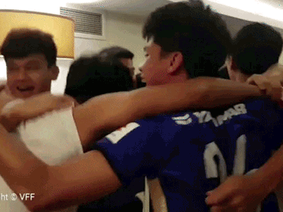 VIDEO: Các tuyển thủ Việt Nam 'quậy tung' khách sạn, ăn mừng tấm vé vào vòng 1/8 Asian Cup