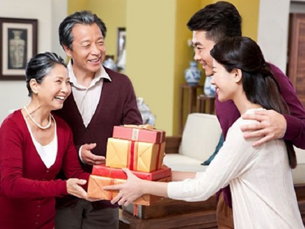 Ấm ức tố cáo chồng không khéo khi mua quà cho bên nội, vợ trẻ bị cộng đồng mạng ném đá thậm tệ vì...