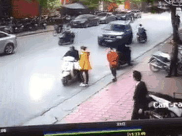 Clip cận cảnh vụ 'xe điên' lao kinh hoàng trên phố Hà Nội chiều nay