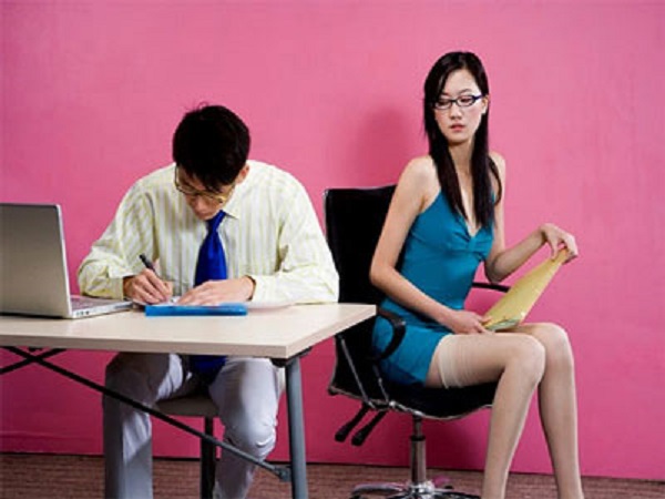 Gái xinh 'liếc mắt đưa tình' trong tiệc cuối năm, không ngờ lúc về anh chàng nhắn tin khiến cô chết đứng