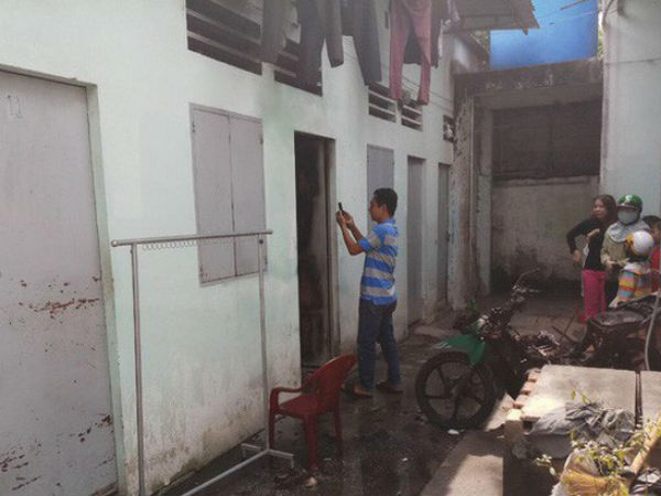 Người đàn ông nằm thoi thóp bên vũng máu, cạnh xe máy đang bốc cháy