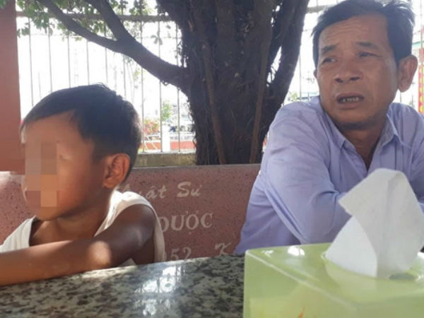 Nước mắt hai đứa trẻ khi cha bị tuyên tử hình vì giết mẹ