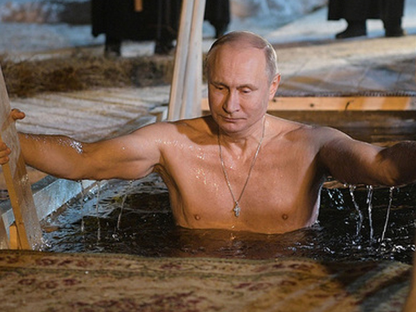 Putin ngâm mình dưới hồ nước lạnh giá