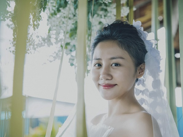 Văn Mai Hương để mặt mộc, hóa cô dâu gợi cảm khi chủ động cầu hôn bạn trai