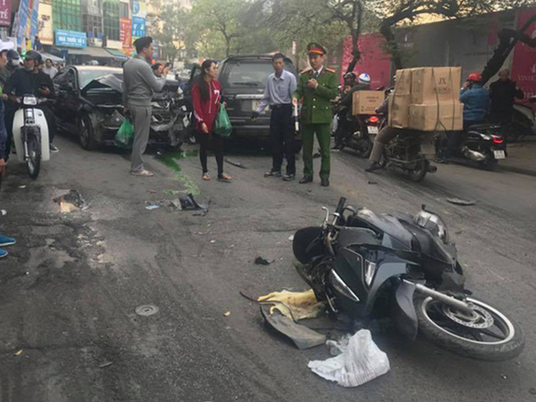 'Xe điên' tông nhiều xe máy, ô tô trên phố Hà Nội, cụ bà bán hàng rong tử vong tại chỗ
