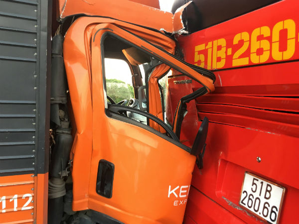 Xe tải tông xe khách chở học sinh trên cao tốc TP.HCM - Trung Lương, hàng chục em nhỏ trên xe hoảng loạn la hét