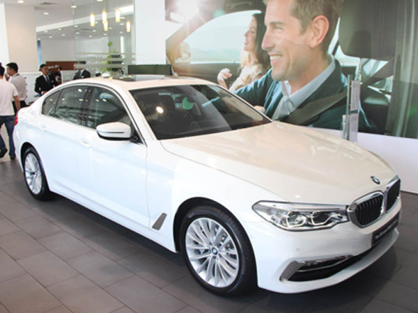 BMW series 5 giá gần 2,4 tỷ - đối thủ của Mercedes E-class tại Việt Nam