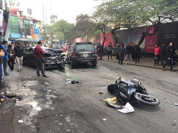Công an làm việc với tài xế xe Ford Escape để xác định nguyên nhân vụ tai nạn kinh hoàng