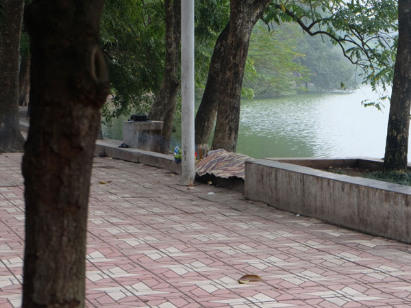 Hà Nội: Bơi ra tháp Rùa mặc nhiều người can ngăn, người đàn ông đuối nước ở hồ Gươm