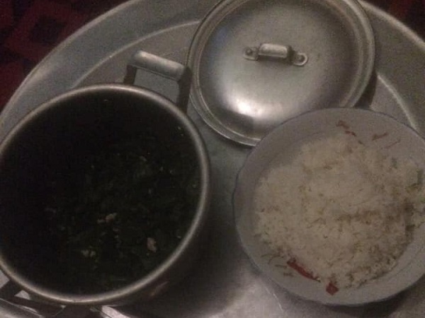 Mẹ trẻ chia sẻ cơm cữ với món rau ngót không ra xào cũng chẳng giống canh, chị em lại rơi nước mắt xót xa