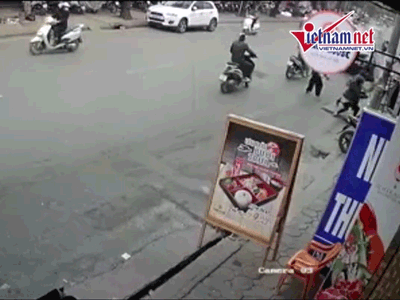Ô tô đâm 5 xe trên phố Ngọc Khánh: Thai phụ nhảy bật trong tích tắc