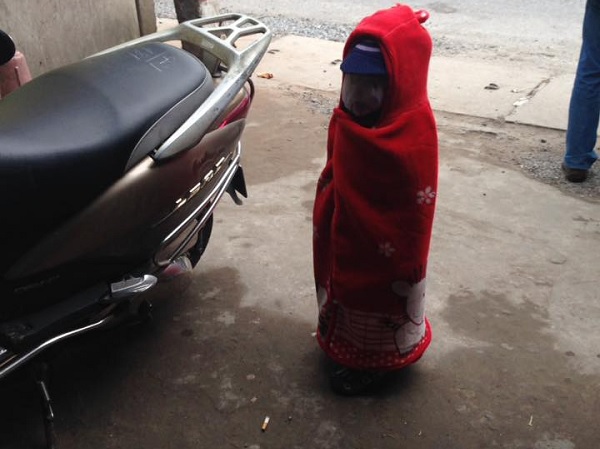 Phì cười với thời trang bất chấp mùa đông của "ninja nhí", nhìn cẩn thận kẻo nhầm với cột cấp nước cứu hỏa