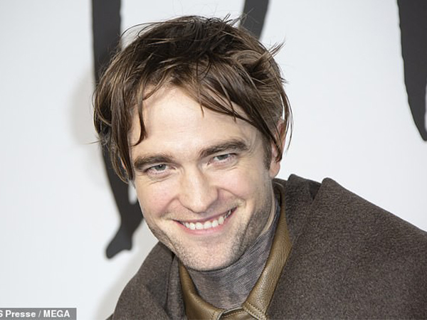 Từng đẹp trai nhất thế giới, Robert Pattinson bỗng kém sắc tới mức bị chê trông như "kẻ giết người cuồng loạn"