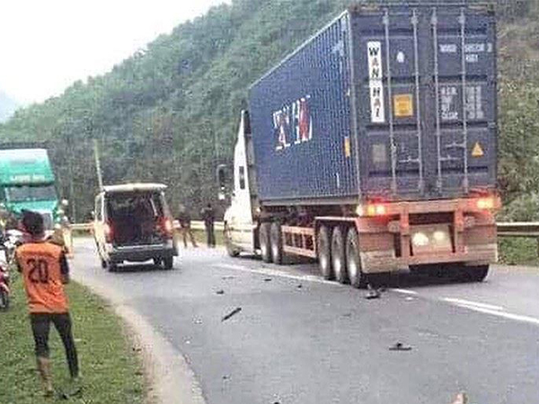 Va chạm xe máy và xe container, 3 người thương vong