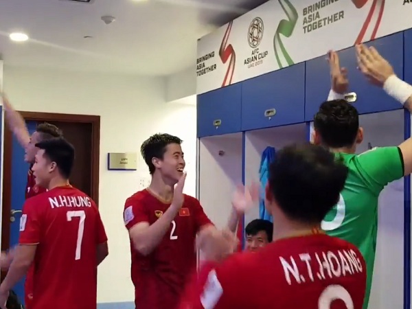 VIDEO: ĐT Việt Nam nhảy múa tưng bừng, ăn mừng tấm vé lọt vào tứ kết Asian Cup