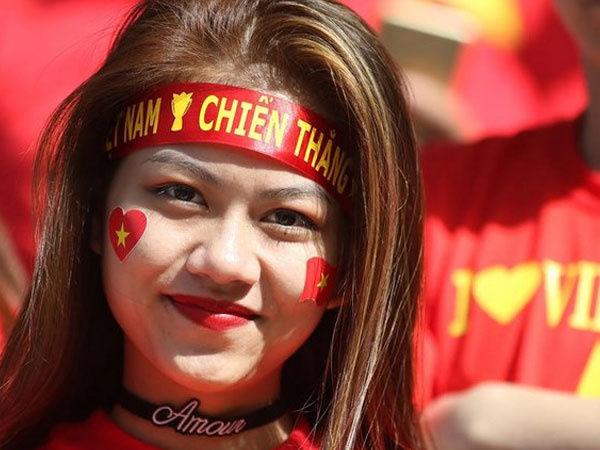 Việt Nam đại chiến Jordan: Fan nữ siêu xinh tiếp sức thầy trò Park Hang Seo