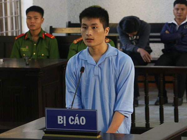Bị nói 'tao chả chú cháu gì với mày' khi chào, cháu vung dao đuổi chém chú ruột