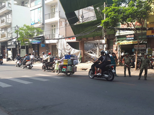 Biển quảng cáo đổ sập ở Sài Gòn, nhiều người chạy thoát thân